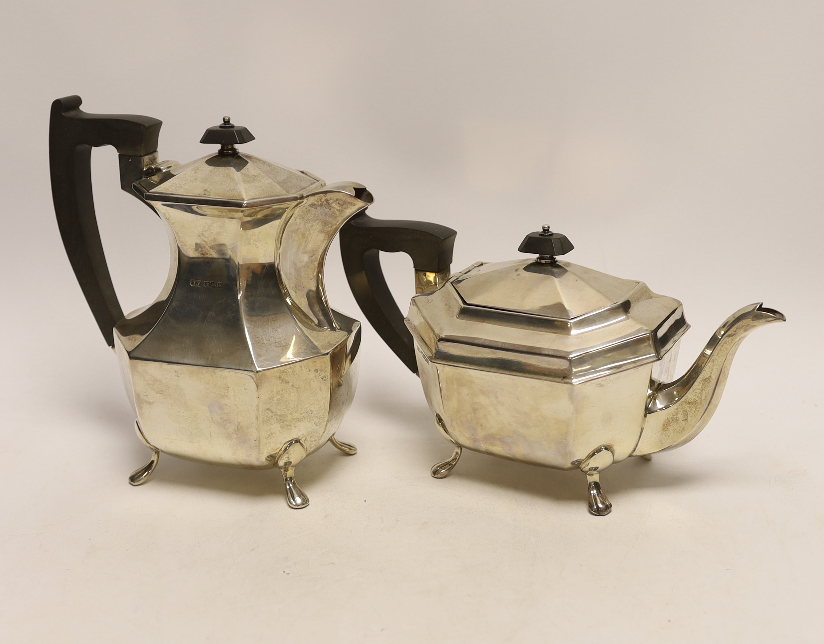 A George VI silver teapot and matching hot water pot by Viners Ltd, Sheffield, 1947/48, gross weight 38.5oz.